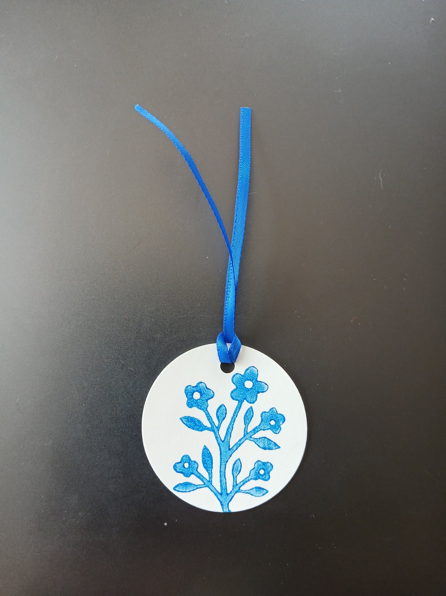 Flower Bunch in Brilliant Blue on round white gift tag with ribbon