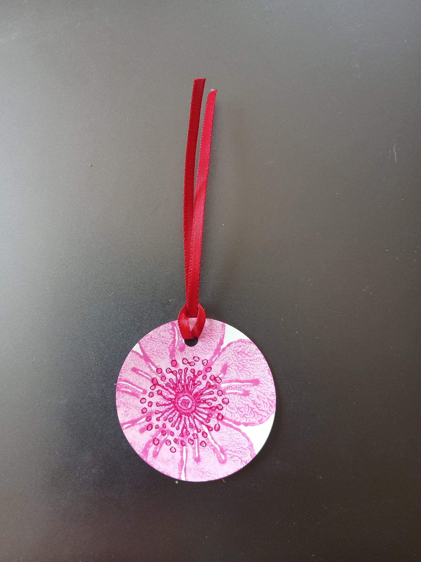 Dog Rose in Pink & Raspberry on round white gift tag with ribbon