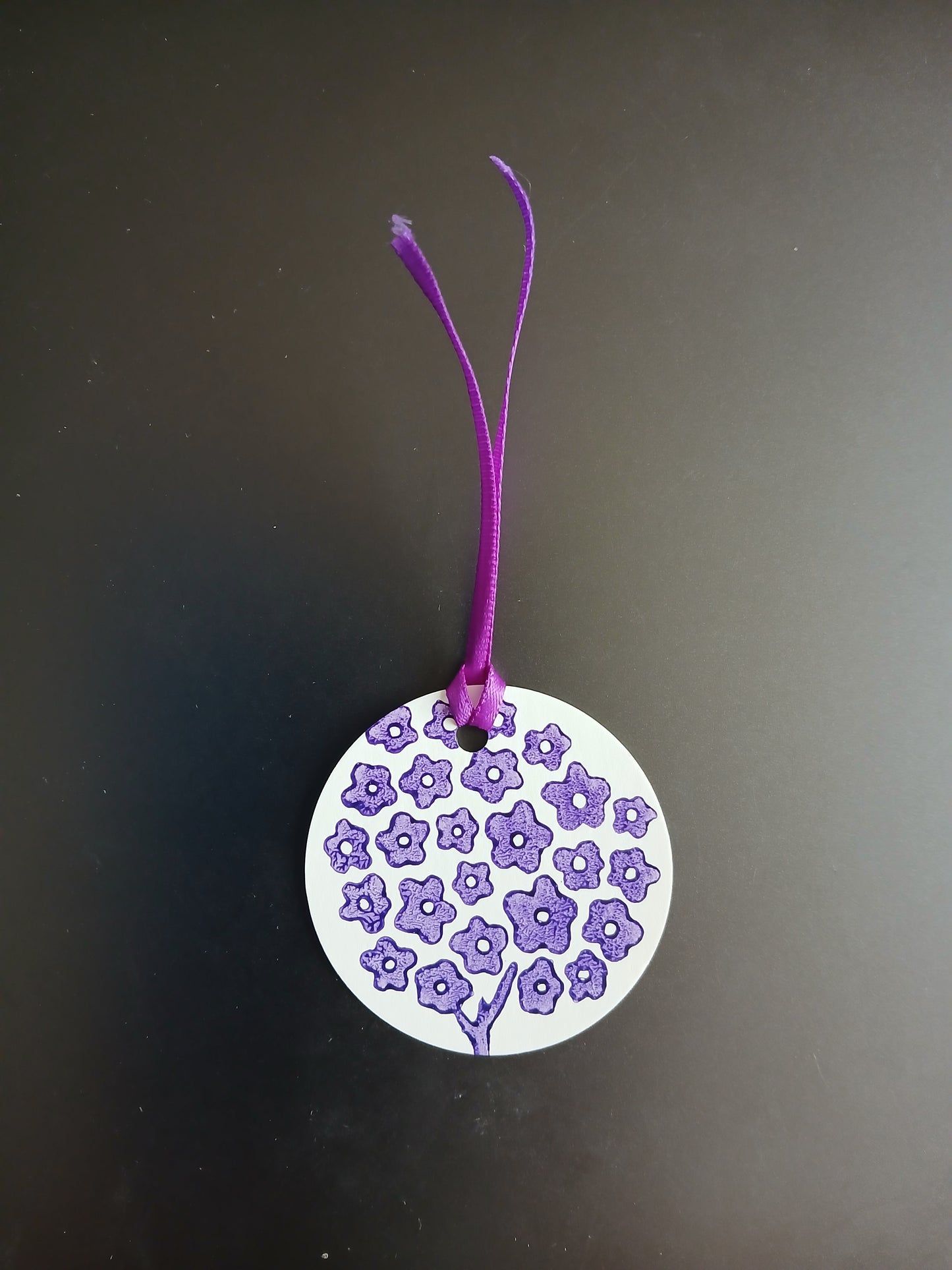 Hydrangea in Purple on round white gift tag with ribbon