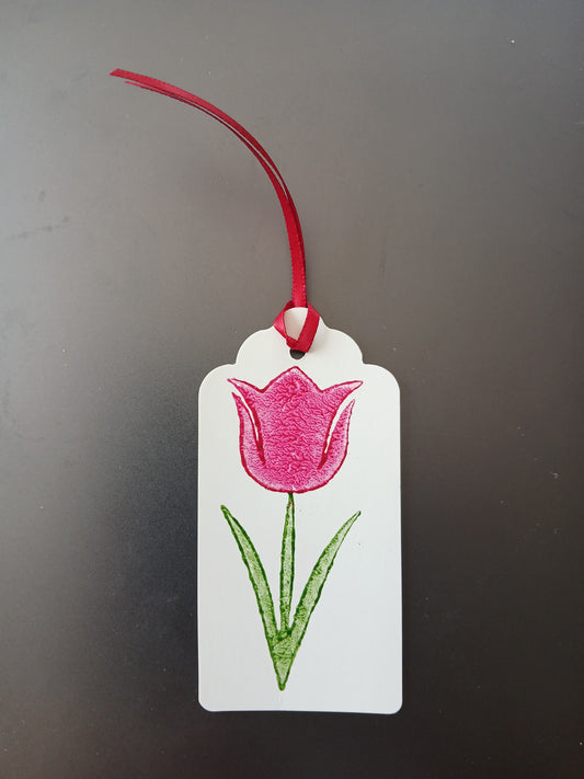 Tulip in Raspberry & Green on oblong white gift tag with ribbon