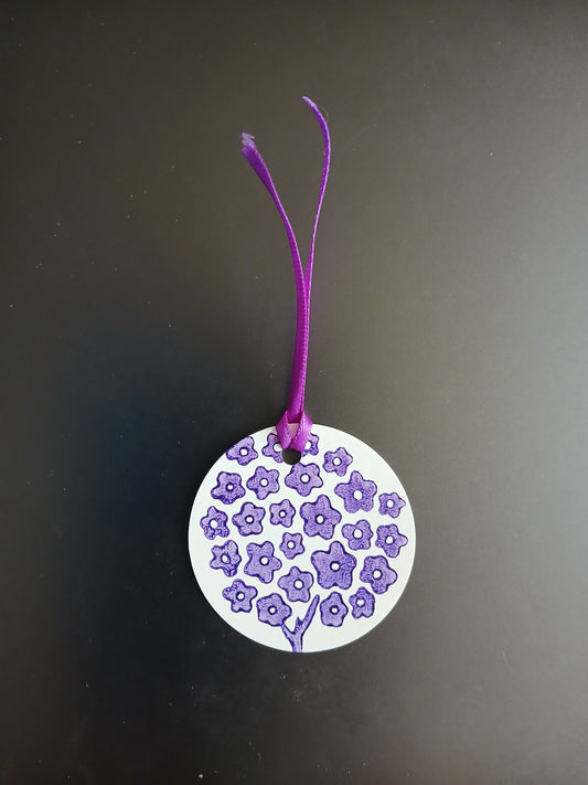 Hydrangea in Purple on round white gift tag with ribbon