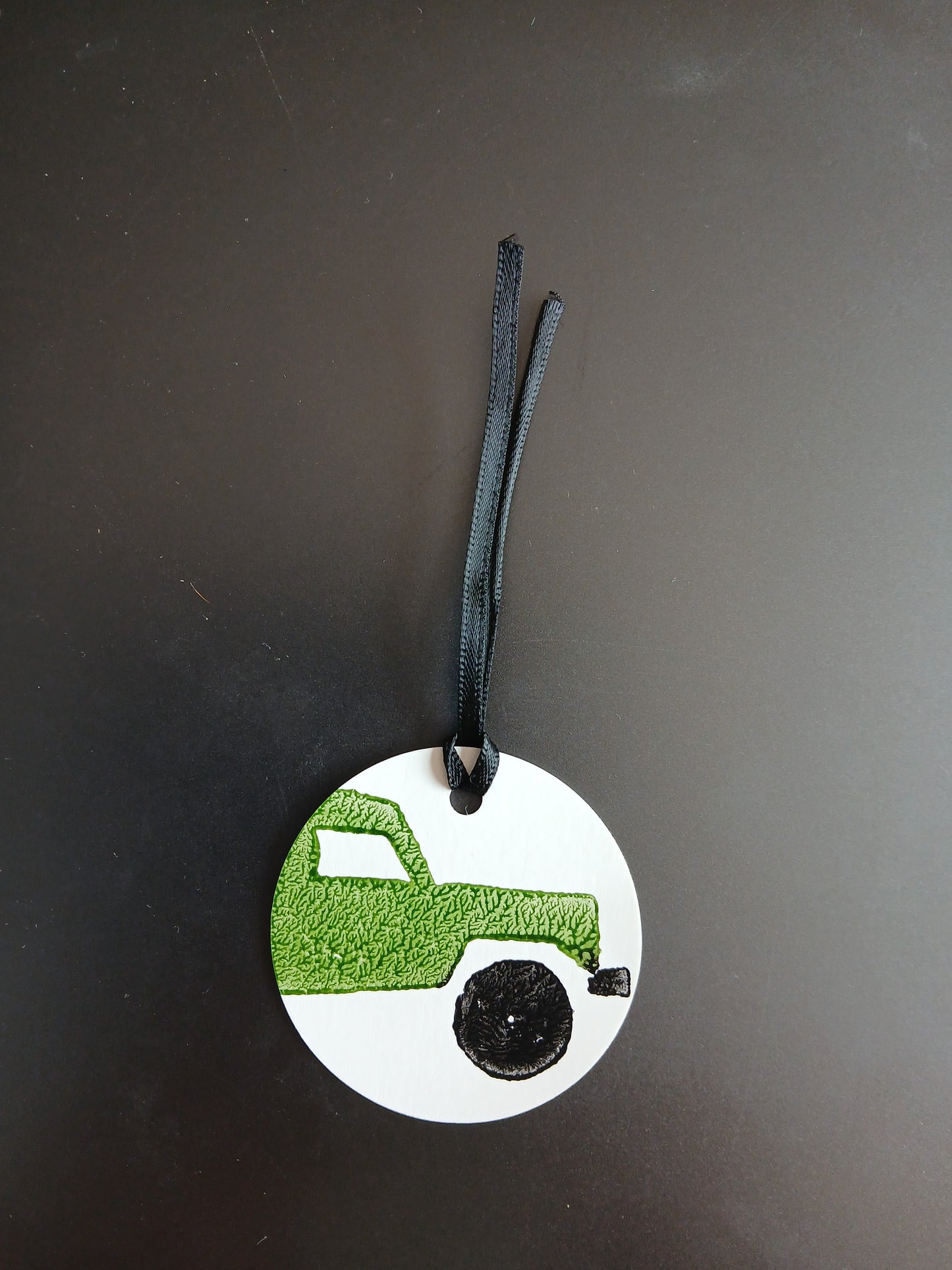 Landrover in Green & Black on round white gift tag with ribbon