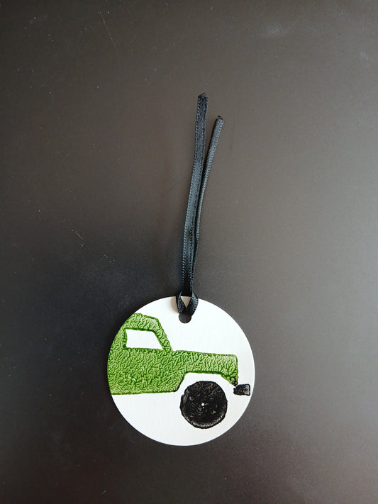 Landrover in Green & Black on round white gift tag with ribbon