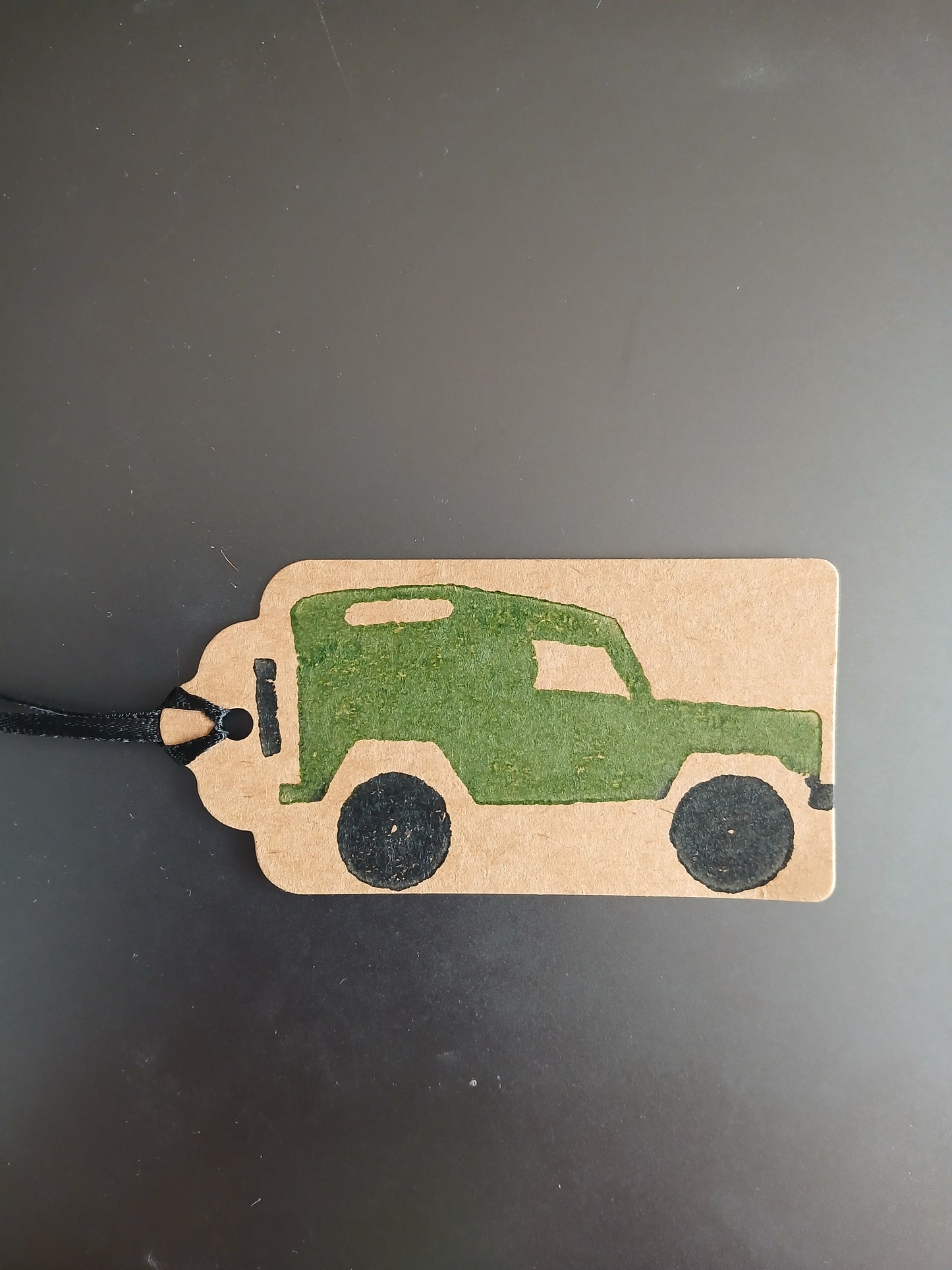 Landrover in Green & Black on oblong brown gift tag with ribbon