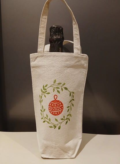Wreath & Christmas Bauble in green & red on natural cotton canvas bottle bag